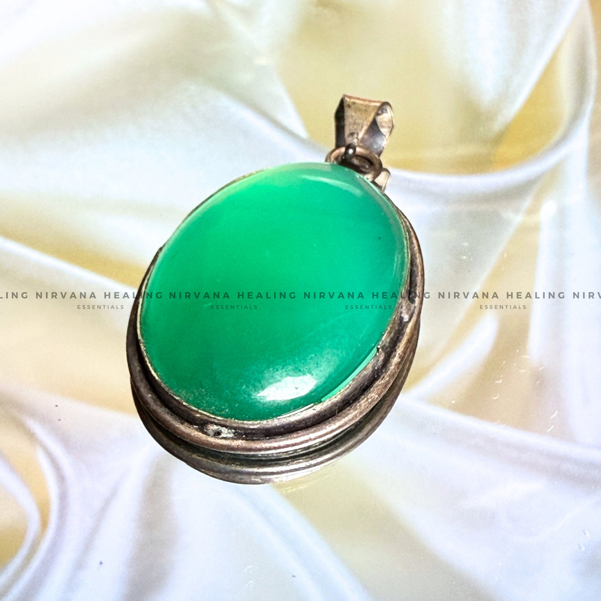 GREEN AVENTURINE OVAL CRYSTAL PENDANT (Luck, Money, Abundance, Career And Growth).  image 0